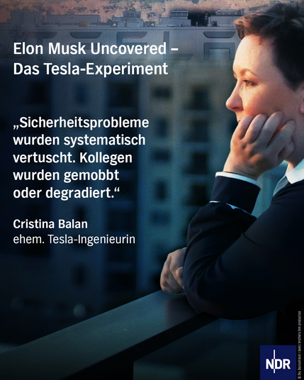 Dieses Bild zeigt eine nachdenkliche Frau im Profil, die sich auf ein Geländer stützt und in die Ferne blickt. Im Hintergrund ist die verschwommene Fassade eines modernen Gebäudes zu sehen.

Hier ist die Transkription des Textes:

Elon Musk Uncovered –
Das Tesla-Experiment

„Sicherheitsprobleme wurden systematisch vertuscht. Kollegen wurden gemobbt oder degradiert.“

Cristina Balan
ehem. Tesla-Ingenieurin