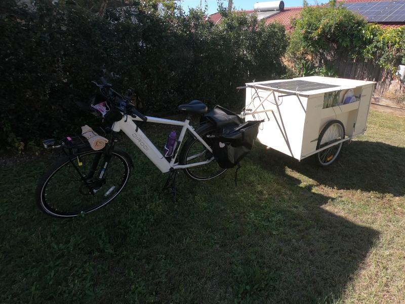 Photo of the trailer described in the main post, being pulled by a white ebike.